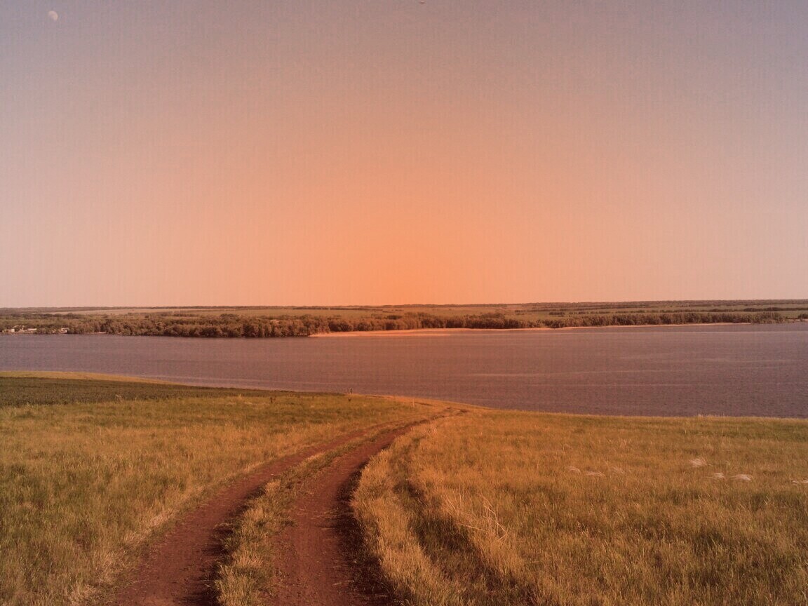 Дорога спускается к воде обои