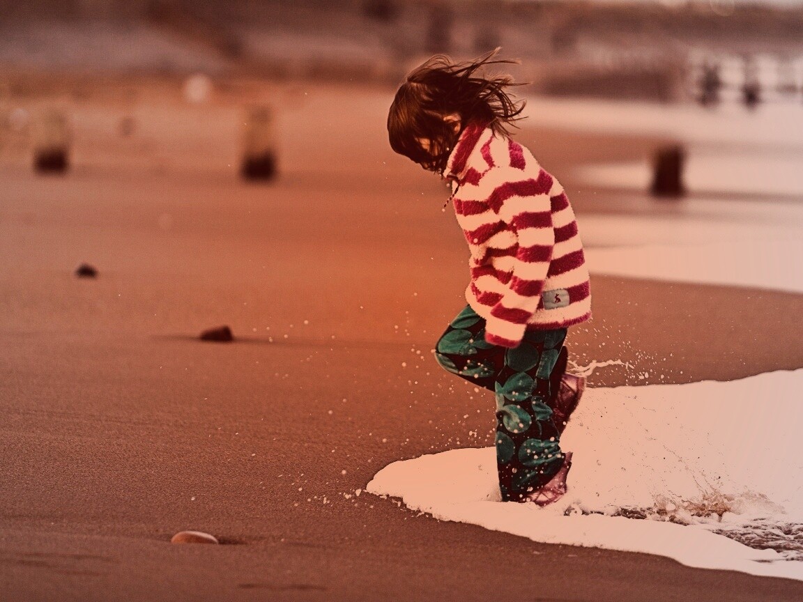 Ребенок и волна обои