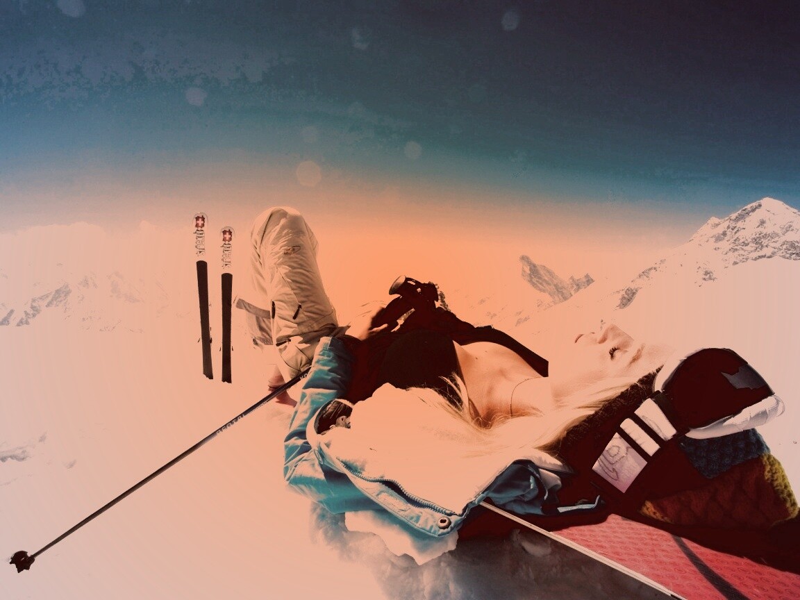 Лыжница отдыхает в горах обои