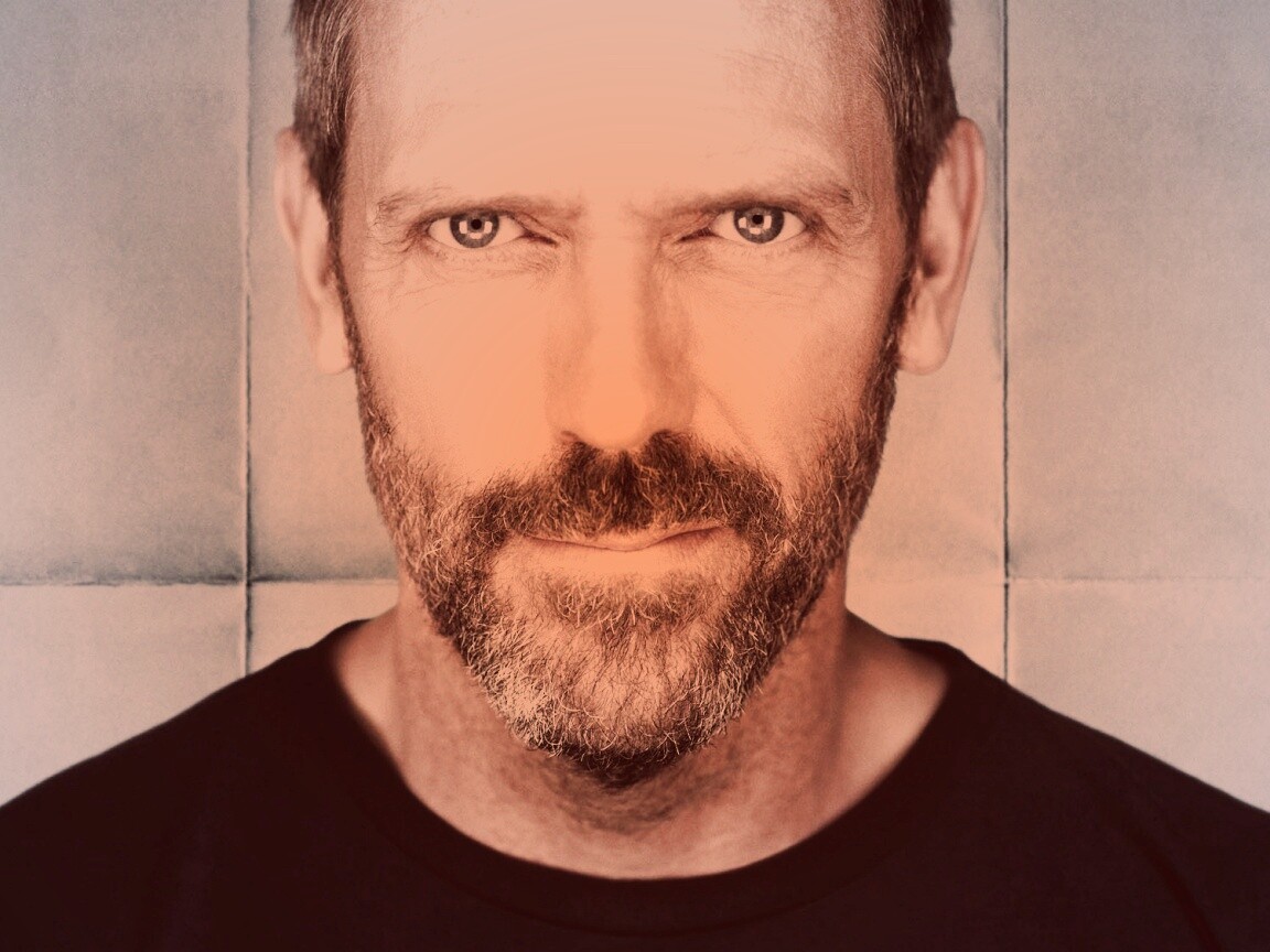 Доктор Хаус в футболке со змеями на трости обои