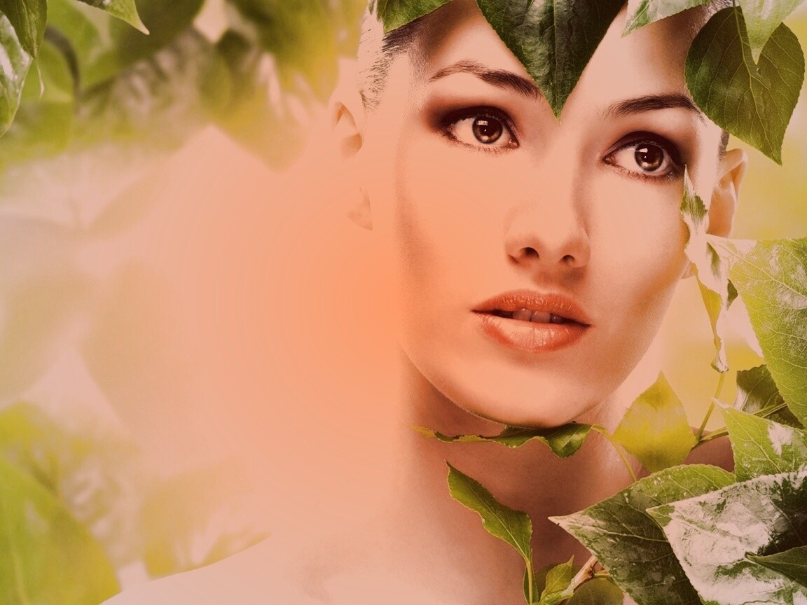 Девушка с зелеными листьями обои