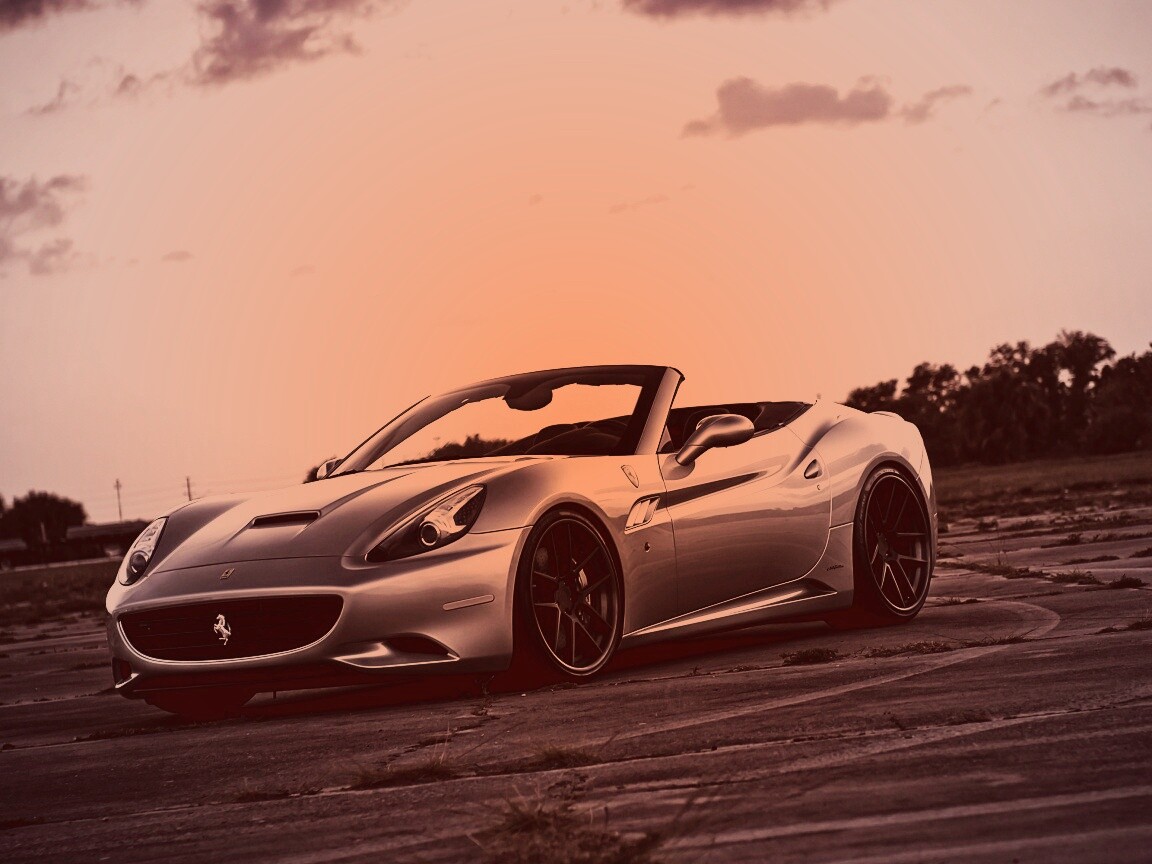 Ferrari на взлетном поле обои