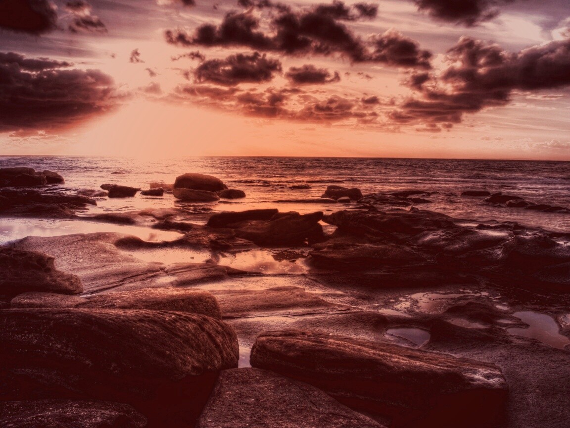 Каменистый берег на закате обои