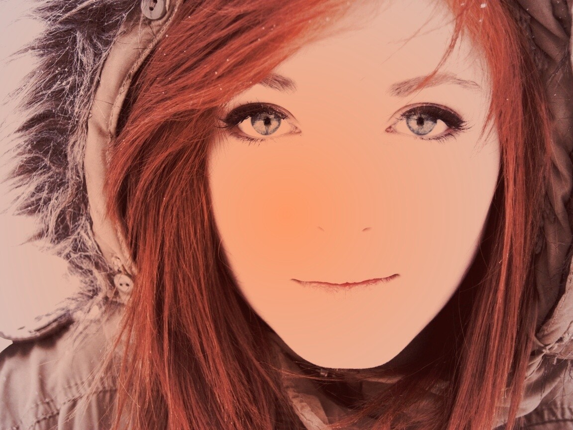 Рыжая в капюшоне обои