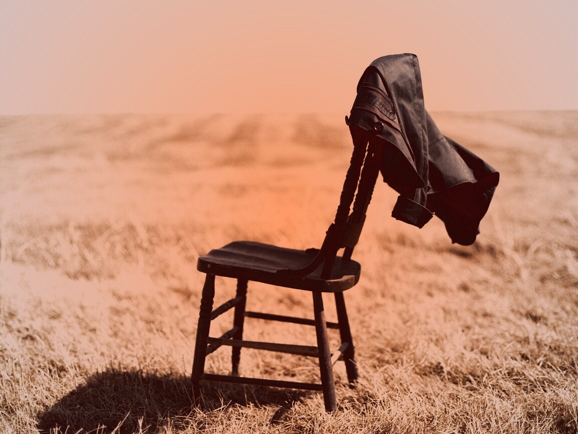 Стул в поле обои