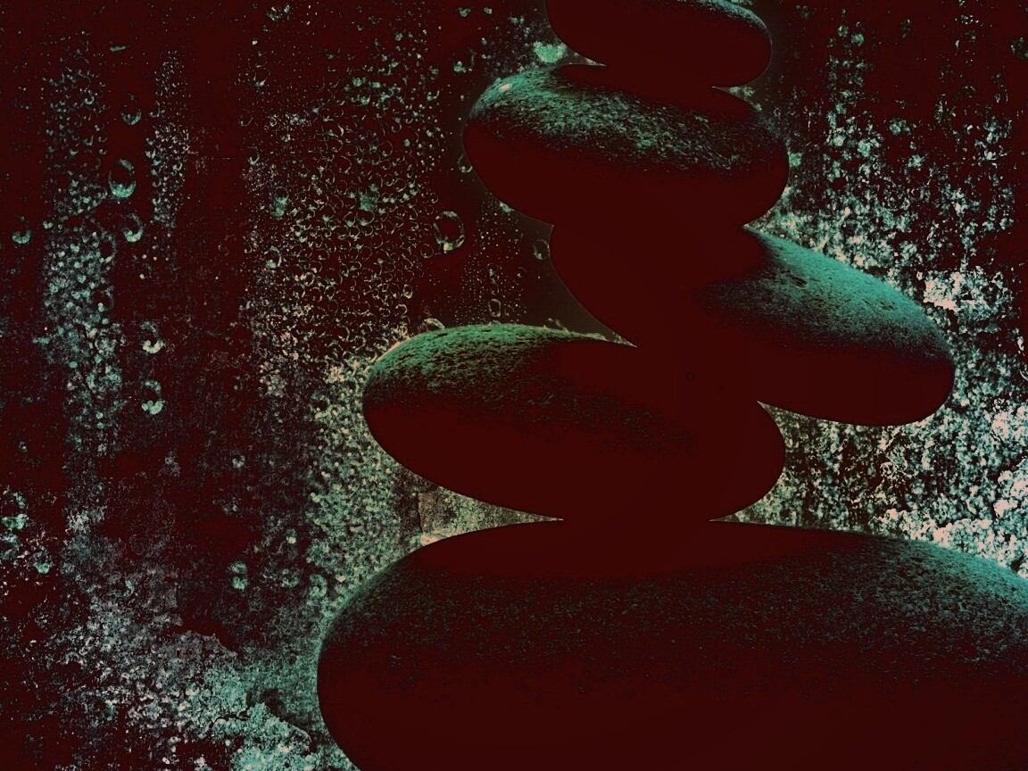 Башня из камней под водой обои