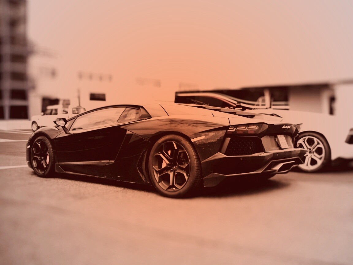 Ламборджини ревентон на парковке обои