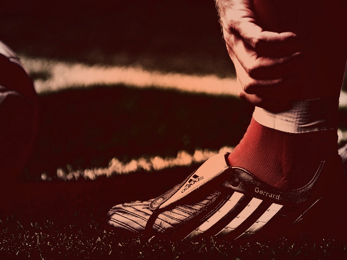 Левая нога футболиста в бутсе обои