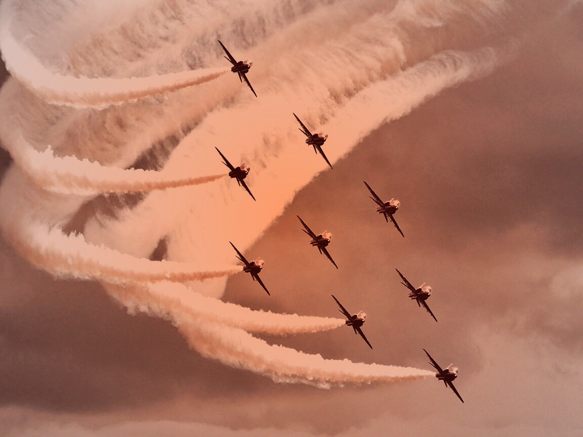 Красивая эскадра самолетов на авиашоу обои