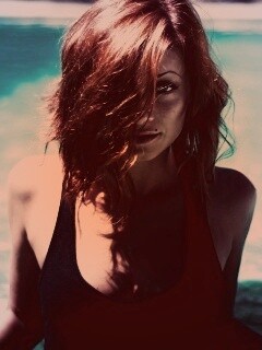 Девушка рядом с бассейном обои