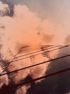 Стеклянный небоскреб уходящий в небо обои