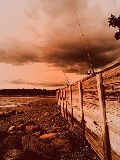 Отлив у деревянной набережной обои