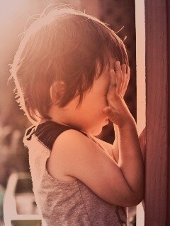 Малыш играет в прятки обои