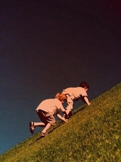 Дети взбираются в гору обои