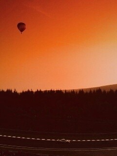 Воздушный шар над треком обои