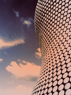 Стена из белых кругов обои