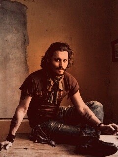 Джонни Депп на столе обои