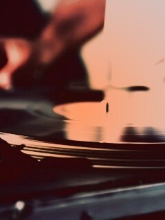 Винил на диджейском пульте обои