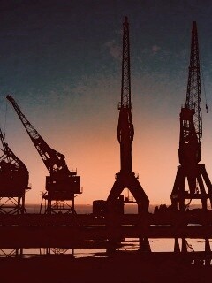 Силуэты портовых кранов обои