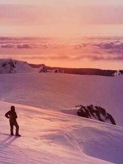 Путешественник в горах обои