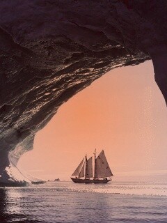 Парусник под ледяной аркой обои