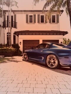 Синее авто у коттеджа обои