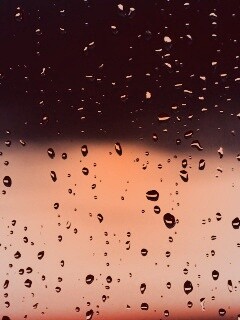 Капли на стекле обои
