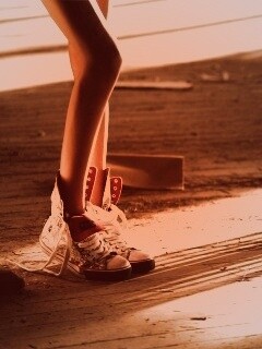 Ножки в кедах обои