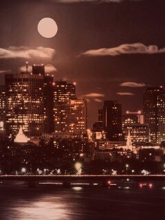 Луна над мегаполисом обои