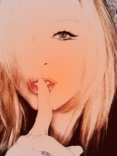 Мадонна прикладывает палец к губам обои