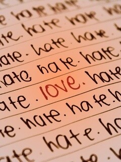 Любовь среди ненависти обои