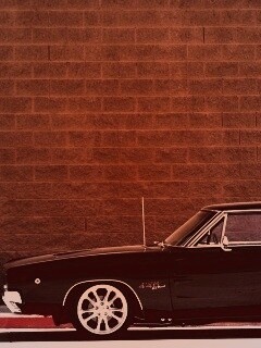 Черный Додж у стены обои