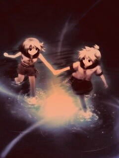 Девочки бегут по воде обои