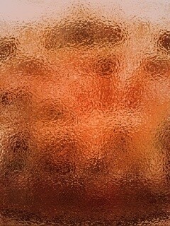 Желтоватое неровное стекло обои