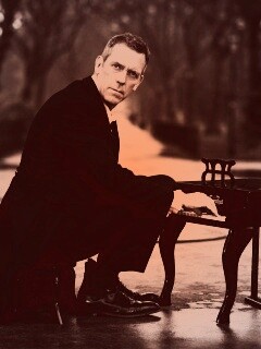 Хью Лори за маленьким роялем обои