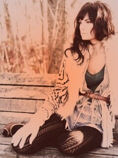 Красивая девушка сидит на скамейке обои