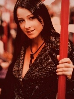 Девушка в метро обои