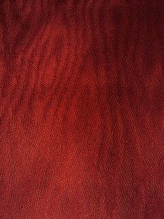 Бордовая узорчатая ткань обои