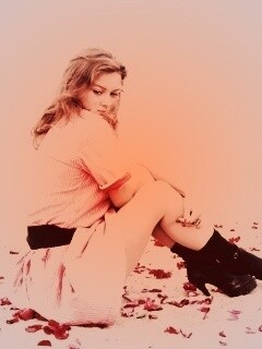 Девушка среди лепестков на пляже обои