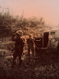 Солдаты из сталкера на болоте обои