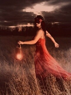 Девушка со свечей обои