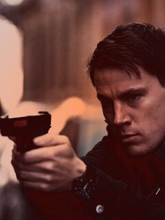 Ченнинг Татум с пистолетом обои