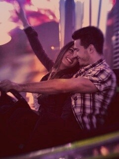 Счастливая пара на аттракционах обои