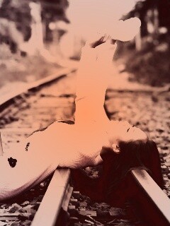 Модель на железнодорожных путях обои