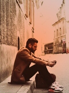 Хипстер с телефоном обои