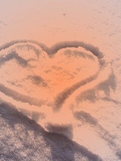 Сердечко на снегу обои