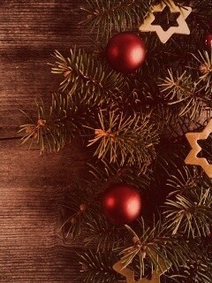 Новогодние игрушки на еловой ветке обои