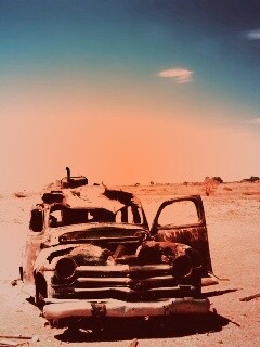 Брошенная в пустыне машина обои