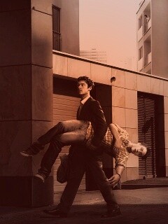 Мужчина с куклой обои