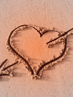 Сердце на песке обои